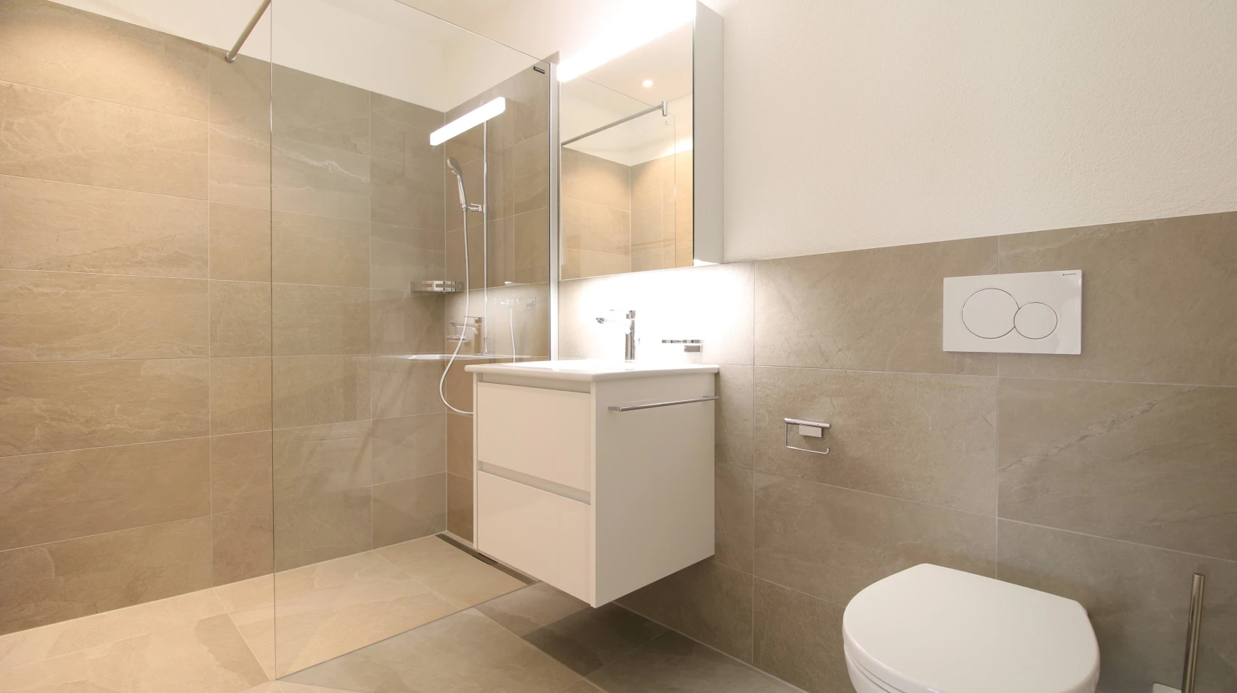 Modernes Bad mit Parkettboden von BergBad in Berg – Ihr Partner für Bad, Boden & Parkett